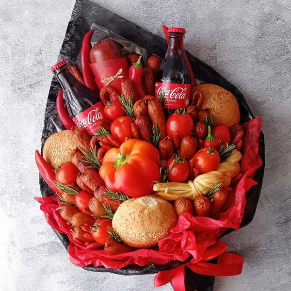 Muzhskoj-Buket-125.-Buket-s-kolbasoj-tomatami-i-koloj.jpg